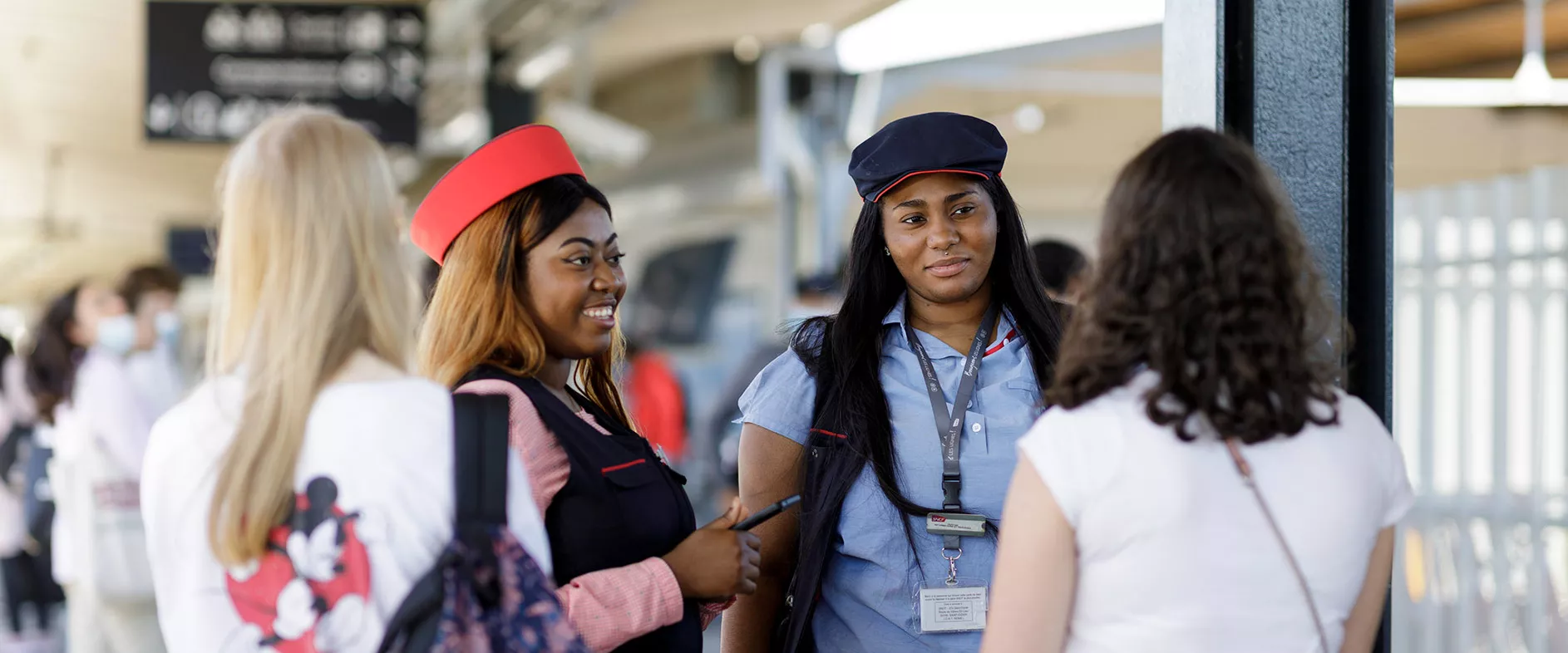 Agentes à quai avec voyageuses