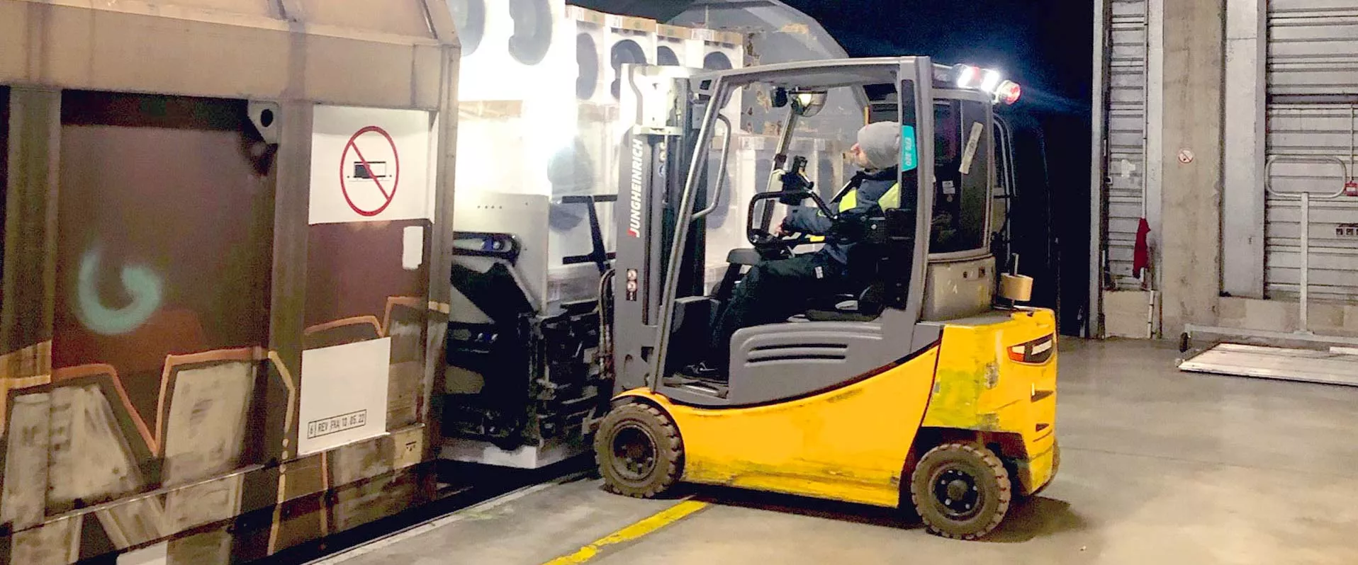 Chargement de caisse dans un train