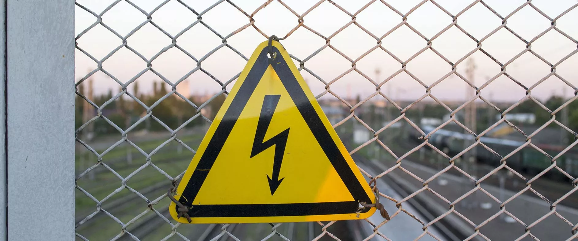 Signalisation de danger d'électrocution sur voie ferrée