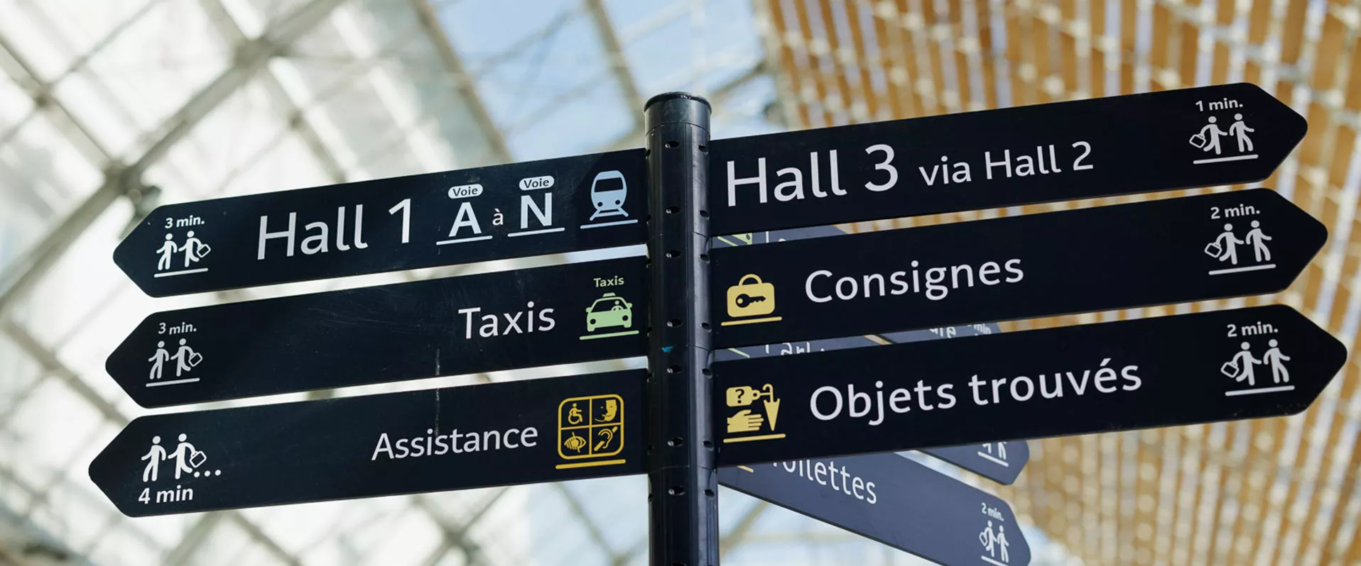 Panneau de direction en gare