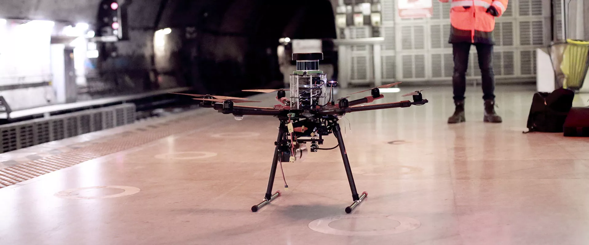 Drone à terre sur un quai