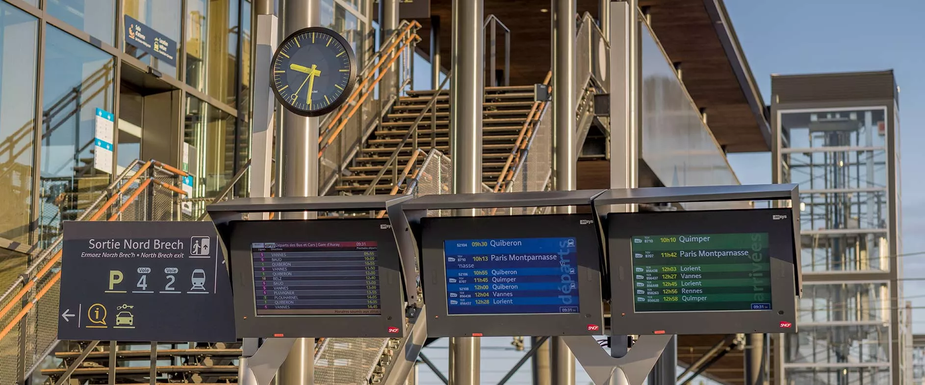 Panneau d'affichage en gare d'Auray