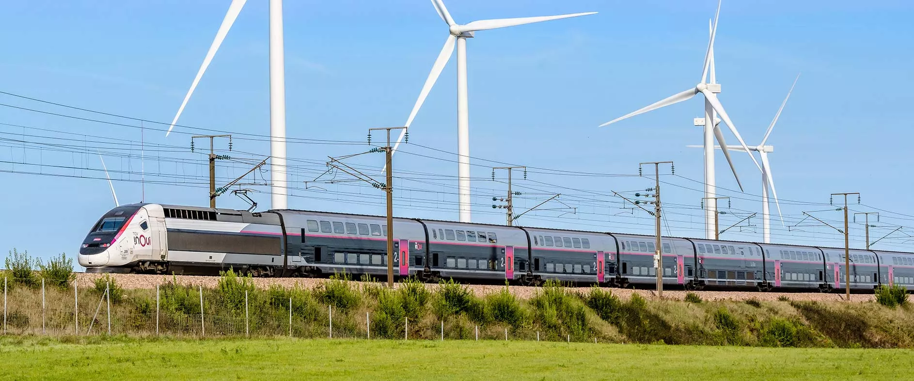 TGV INOUI dans un paysage avec éoliennes