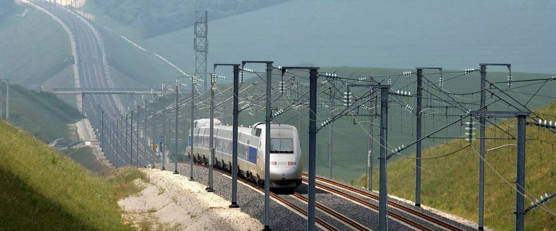 Antennes le long d'une voie avec un TGV INOUI