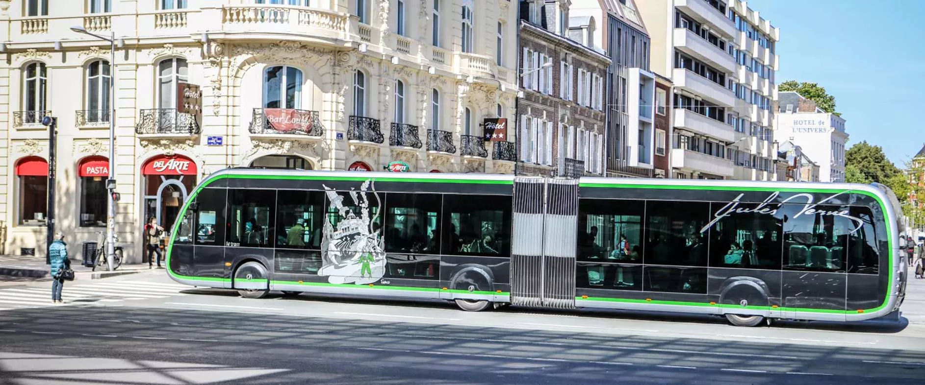 Bus BHNS dans le centre-ville d'Amiens