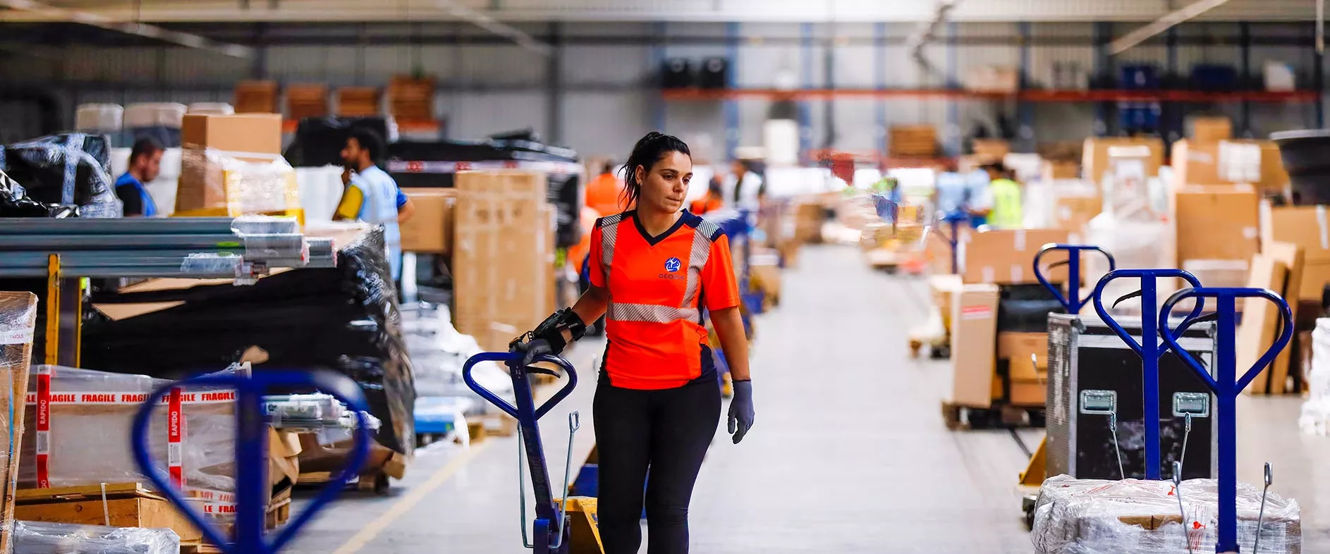 Femme travaillant dans un entrepôt GEODIS