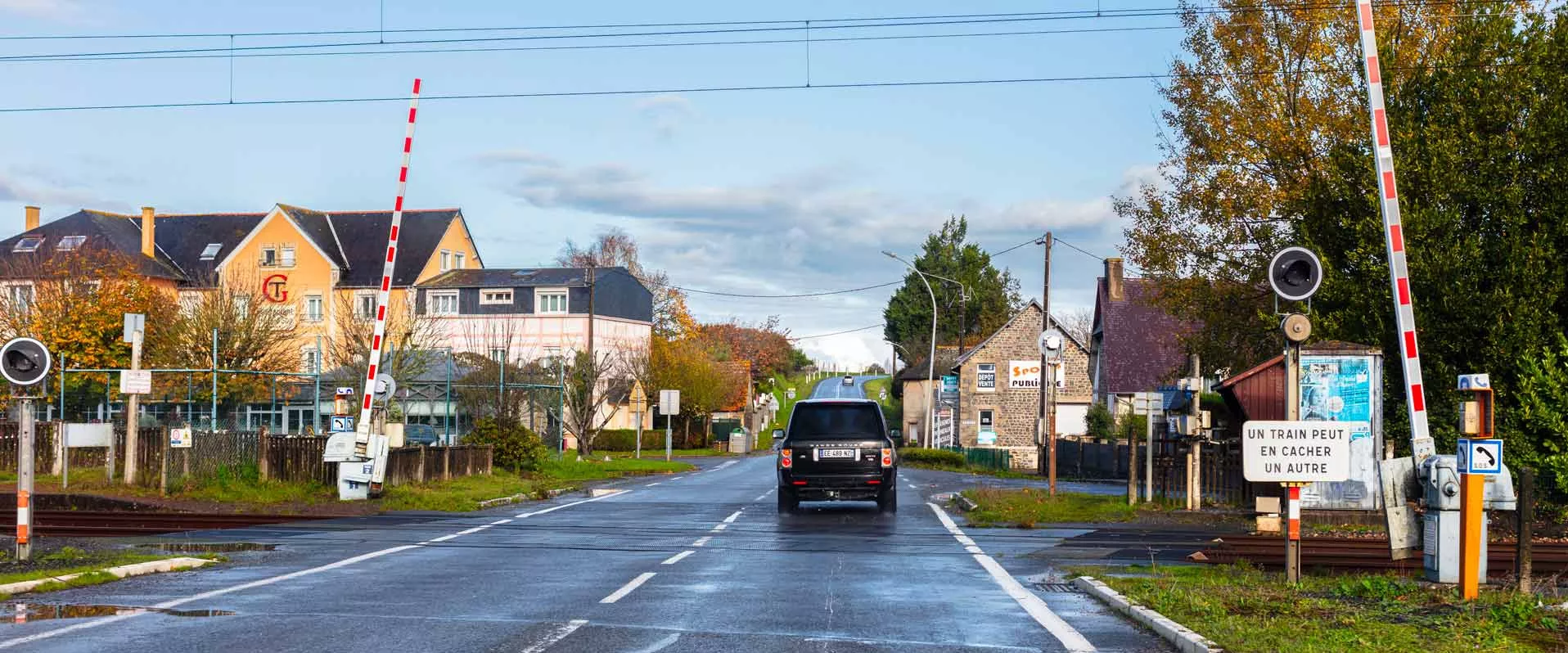 Voiture circulant sur un passage à niveau