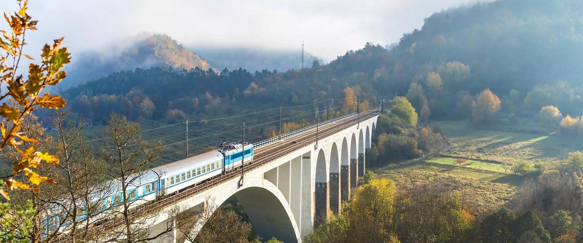 Train sur un viaduc en Tchéquie