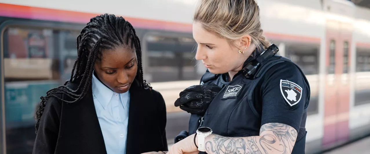 Agente SUGE avec une voyageuse