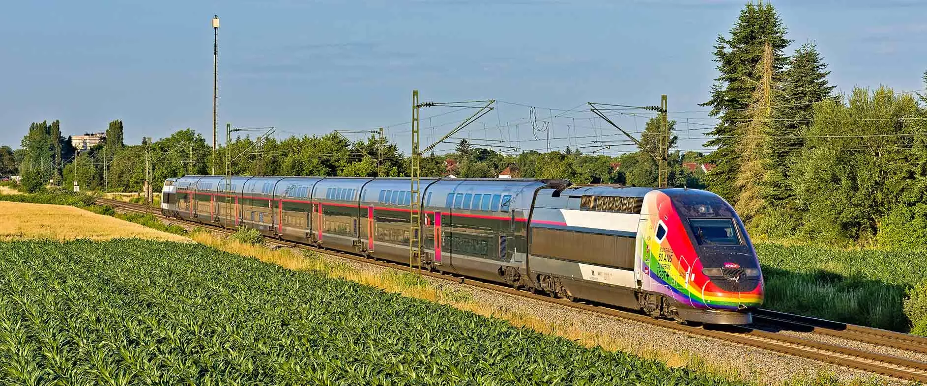 TGV aux couleurs du drapeau des Fiertés
