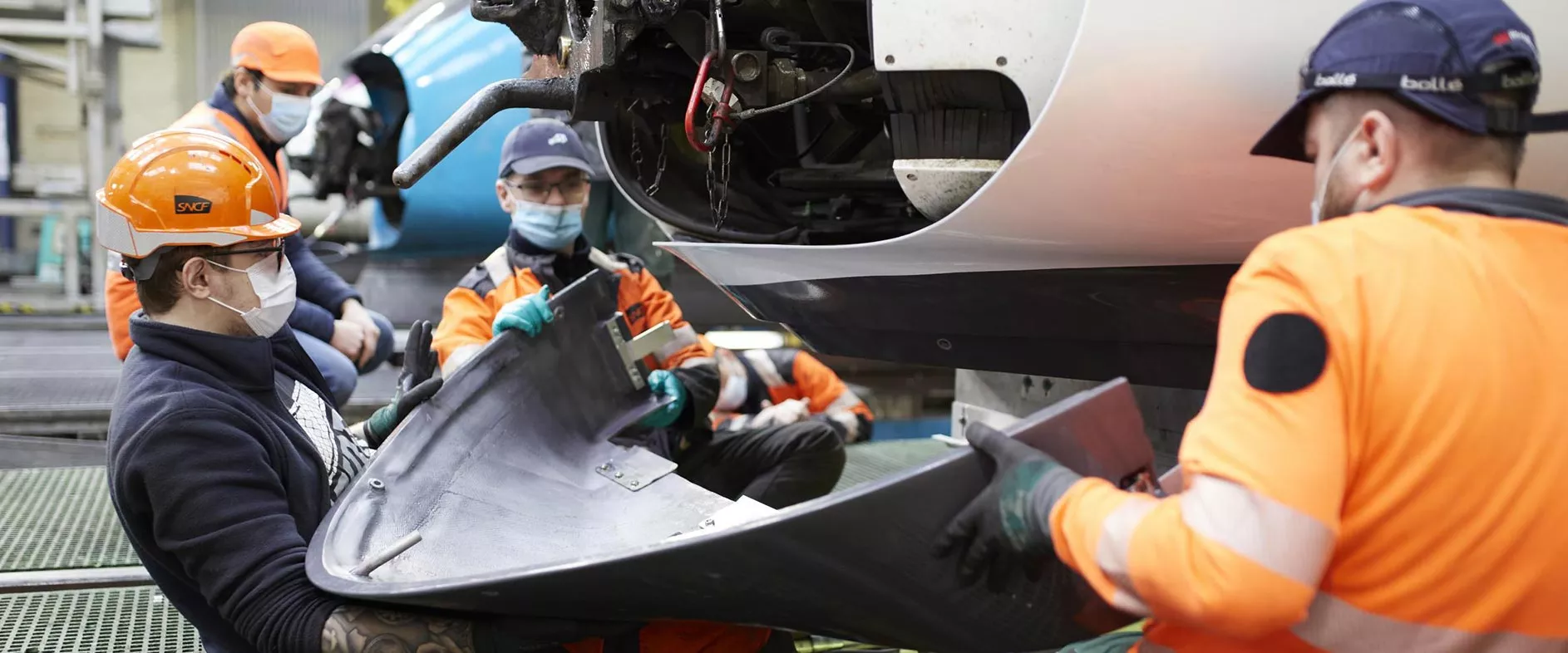 Pose d'un nouveau nez sur un TGV