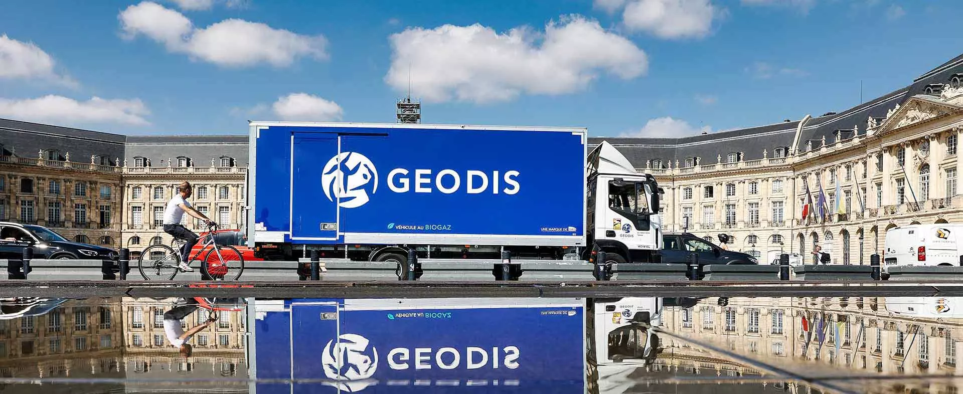 Camion GEODIS devant la place de la Bourse à Bordeaux
