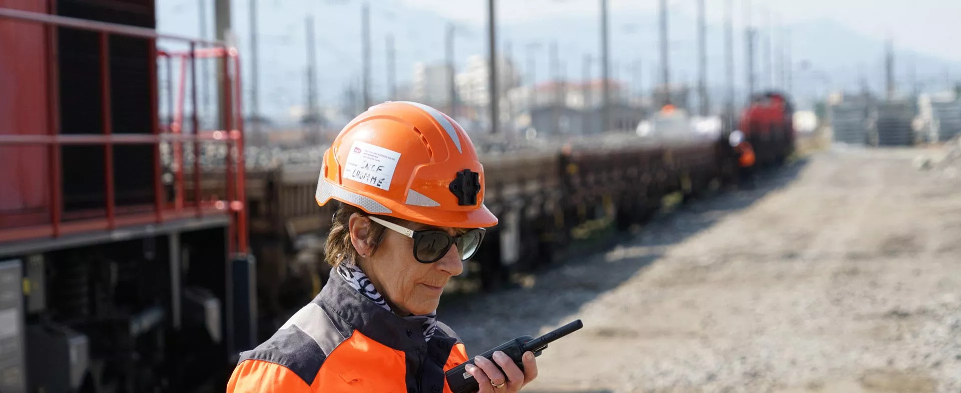 Agente SNCF Réseau au talkie walkie