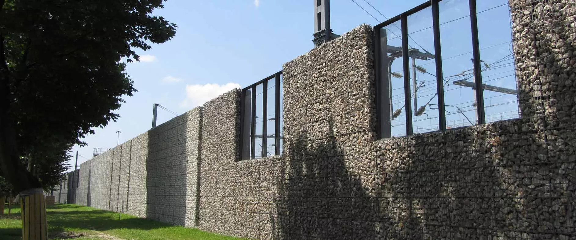 Mur anti-bruit le long des voies