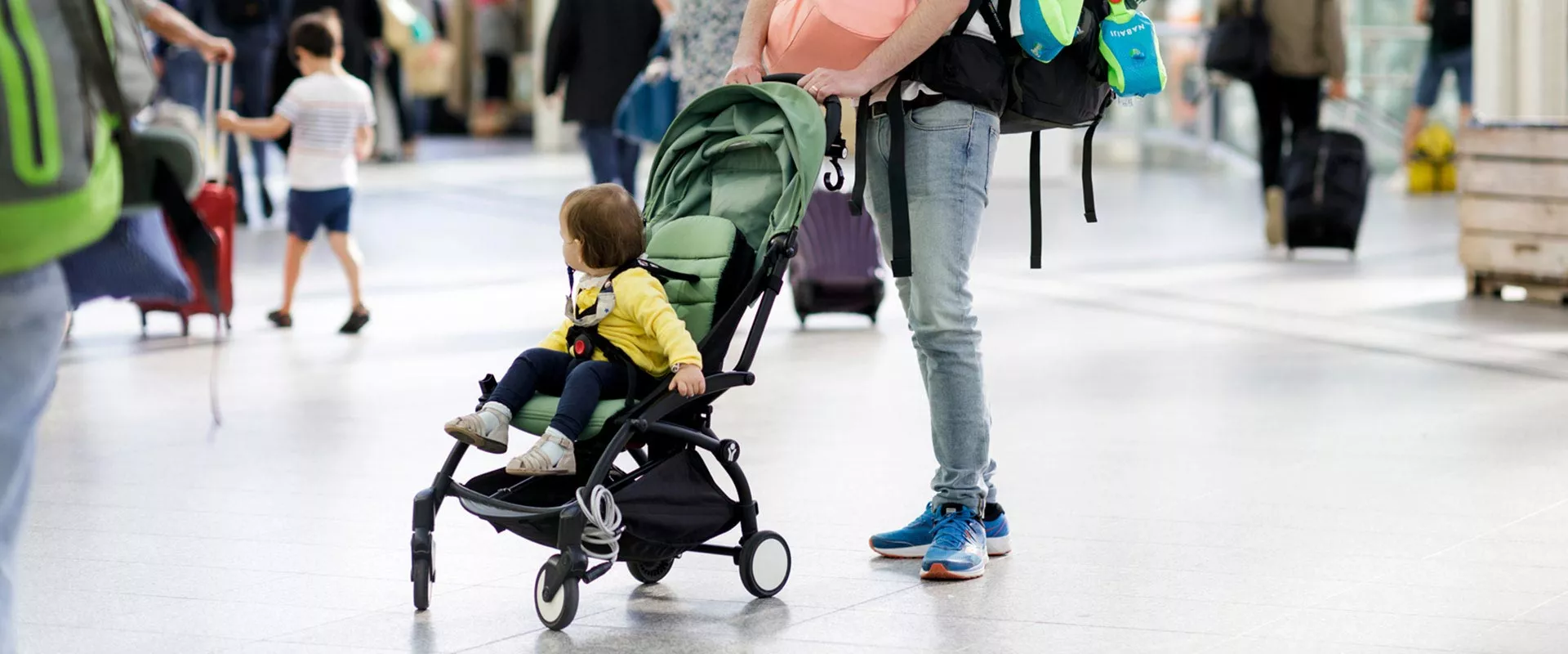 Famille et poussette en gare