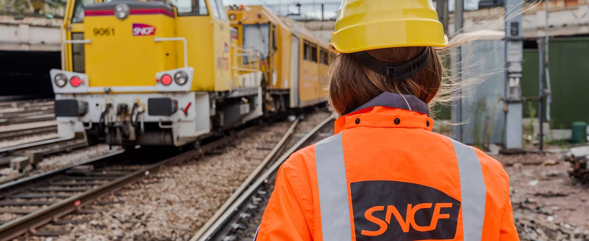 Agent SNCF Réseau sur le terrain