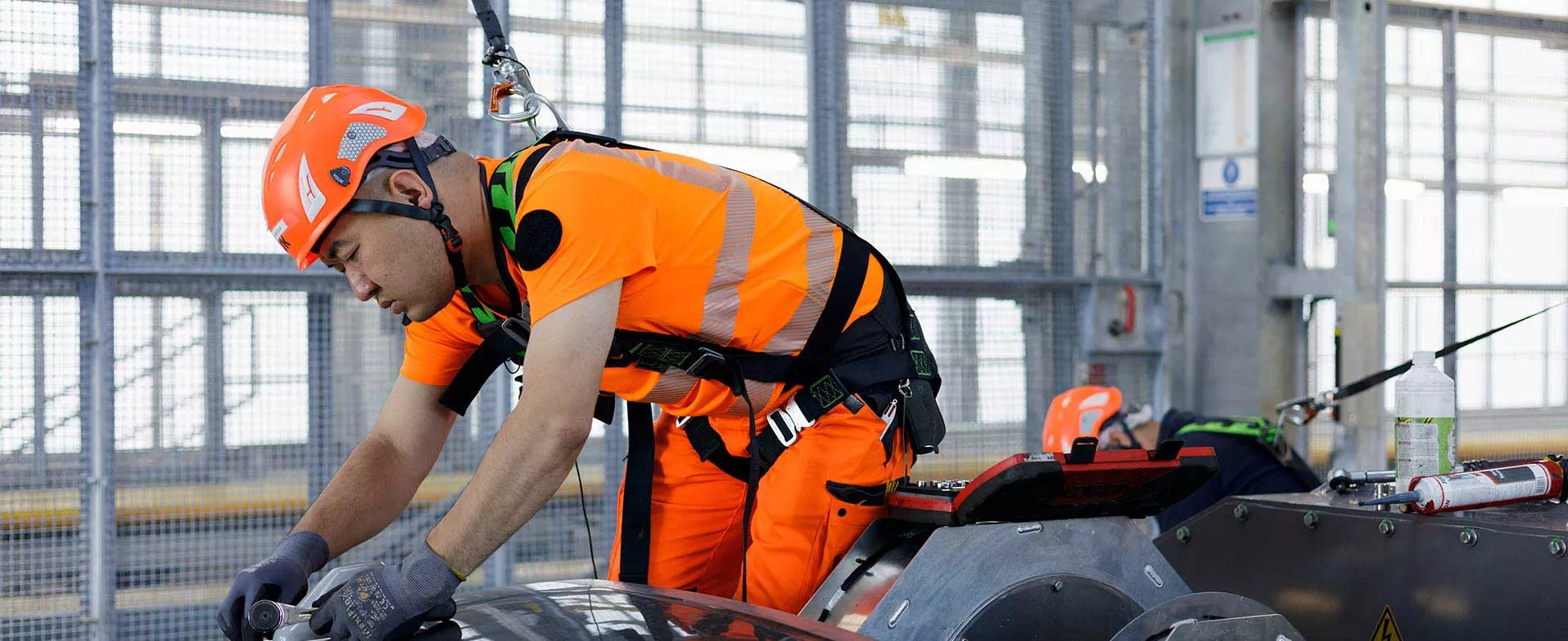 Agent de maintenance avec un harnais de sécurité