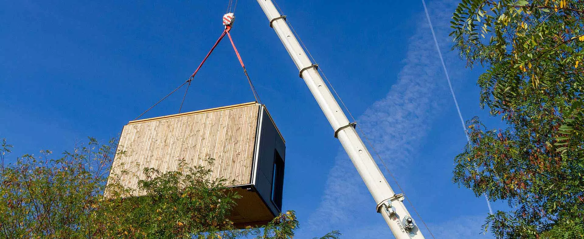 Bâtiment du projet architectural Toits Temporaires Urbains porté par une grue
