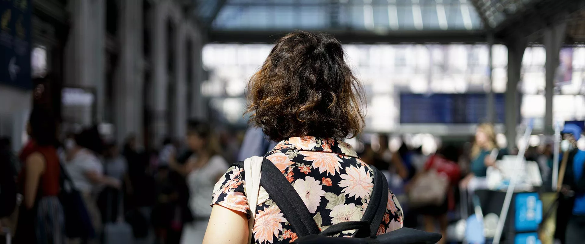 Voyageuse dans un hall de gare
