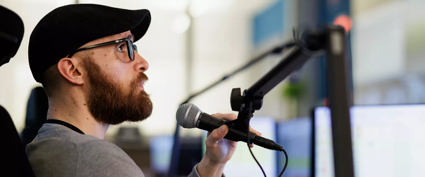 Agent au micro devant des écrans