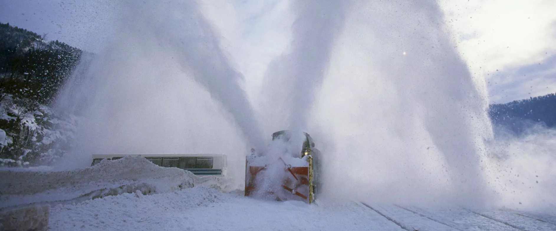 Déneigeuse sur voie ferroviaire