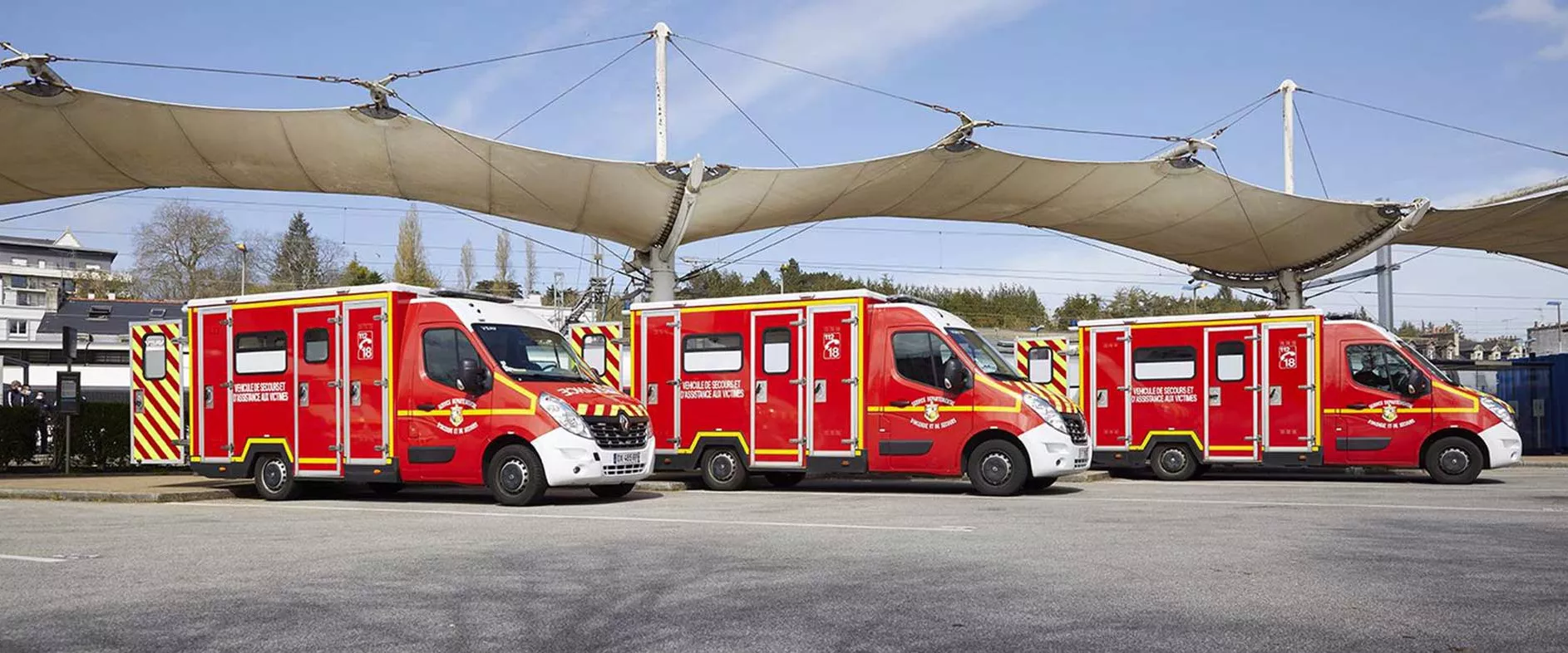 Camions de pompiers à l'évacuation de malades à la sortie de TGV