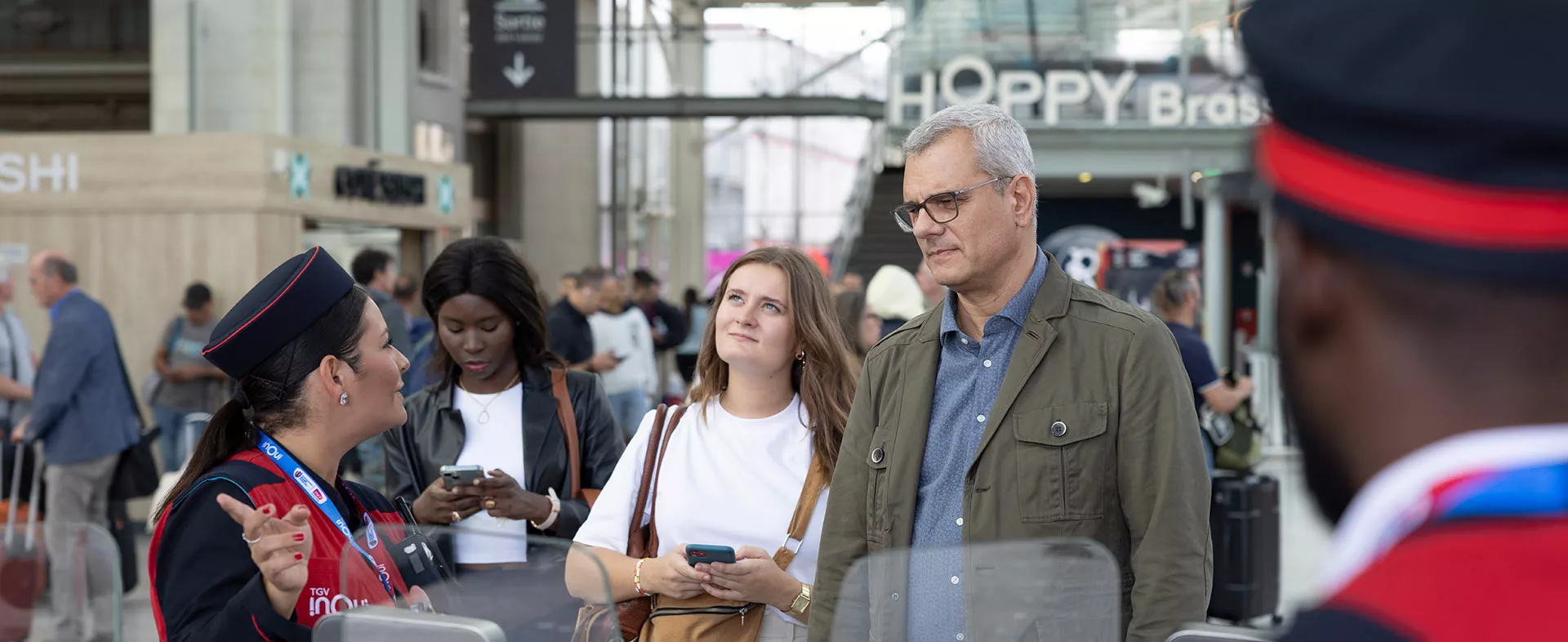 Embarquement avec un agent d'escale en gare