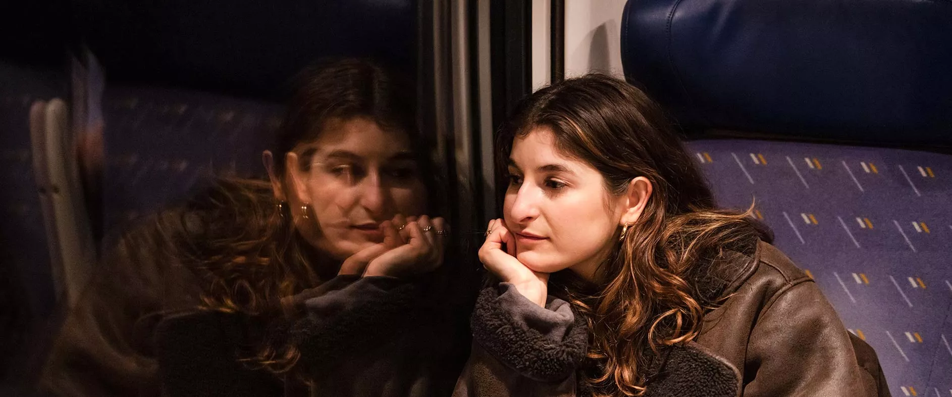 Voyageuse à bord d'un TER de nuit