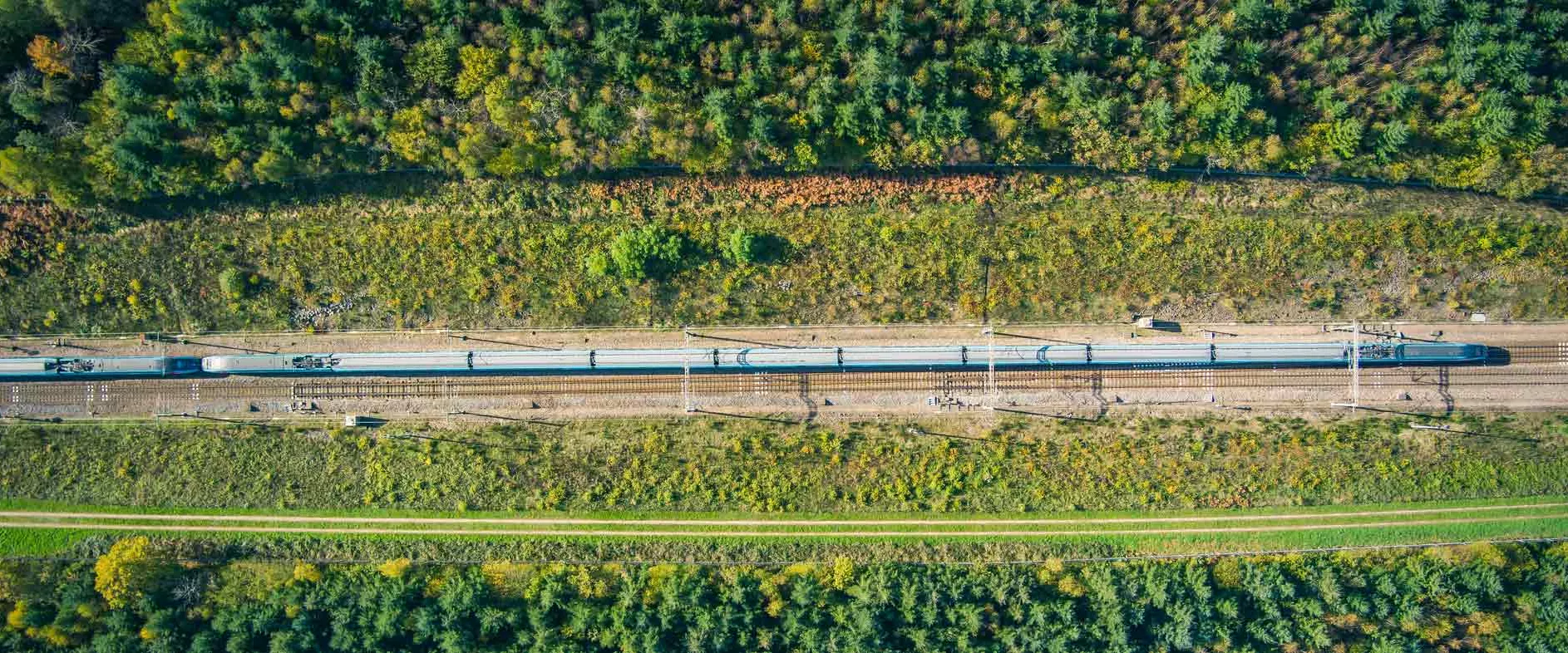 Vue aérienne d'un TGV OUIGO en Bourgogne