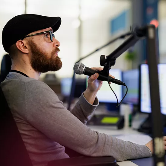 Agent effectuant des annonces en gare