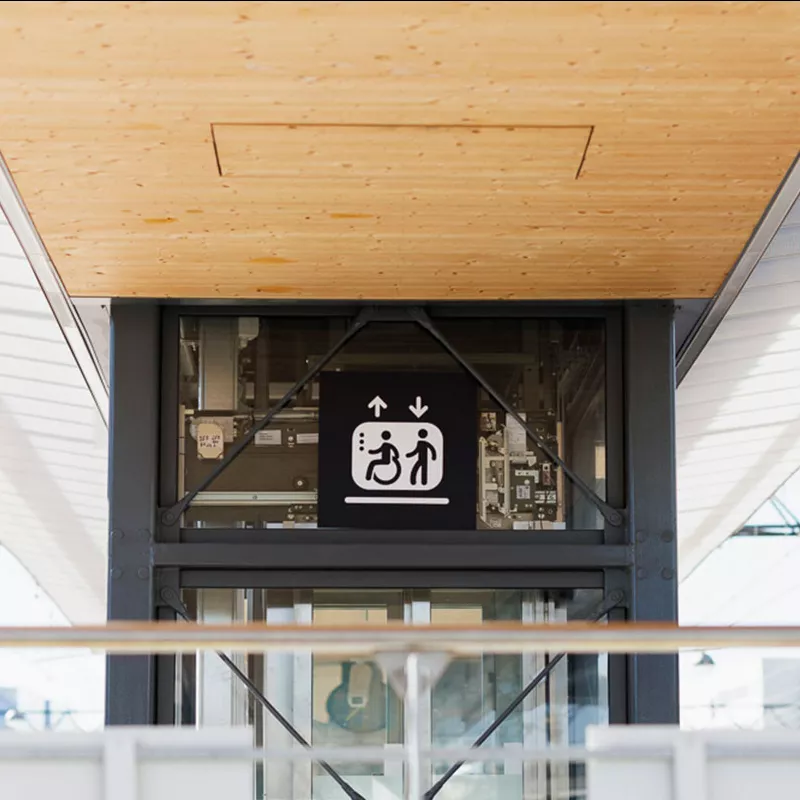 Dispositif d'accessibilité en gare : ascenseur en gare d'Ile-de-France