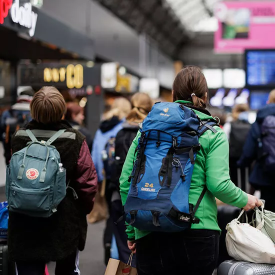 Famille avec sacs à dos en gare