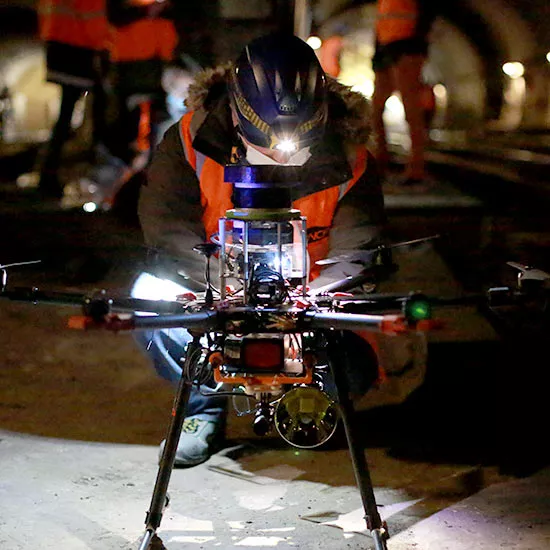 Pilote de drone dans un tunnel SNCF