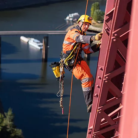 Agent SNCF Réseau suspendu à un viaduc