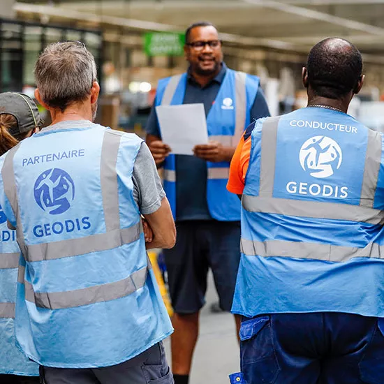 Réunion d'équipe dans un entrepôt GEODIS