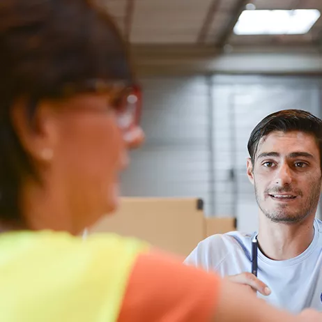 Homme et femme employés GEODIS