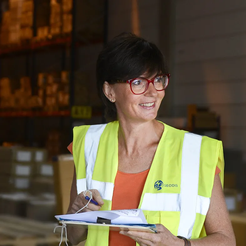 Femme employée chez GEODIS