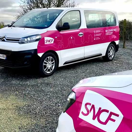 Véhicules Ma Course sur un parking