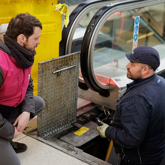 Maintenance d'un escalator en gare