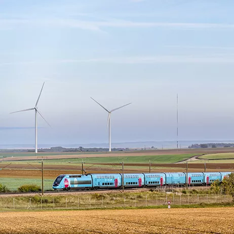 Ouigo dans paysage avec éoliennes