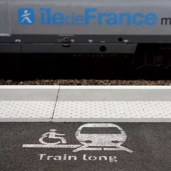 Marquage au sol de l'accès PMR