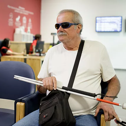 Homme mal voyant en gare