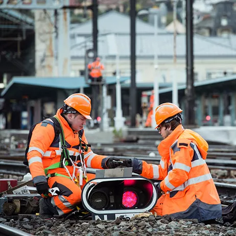 Agents SNCF Réseau sur voies