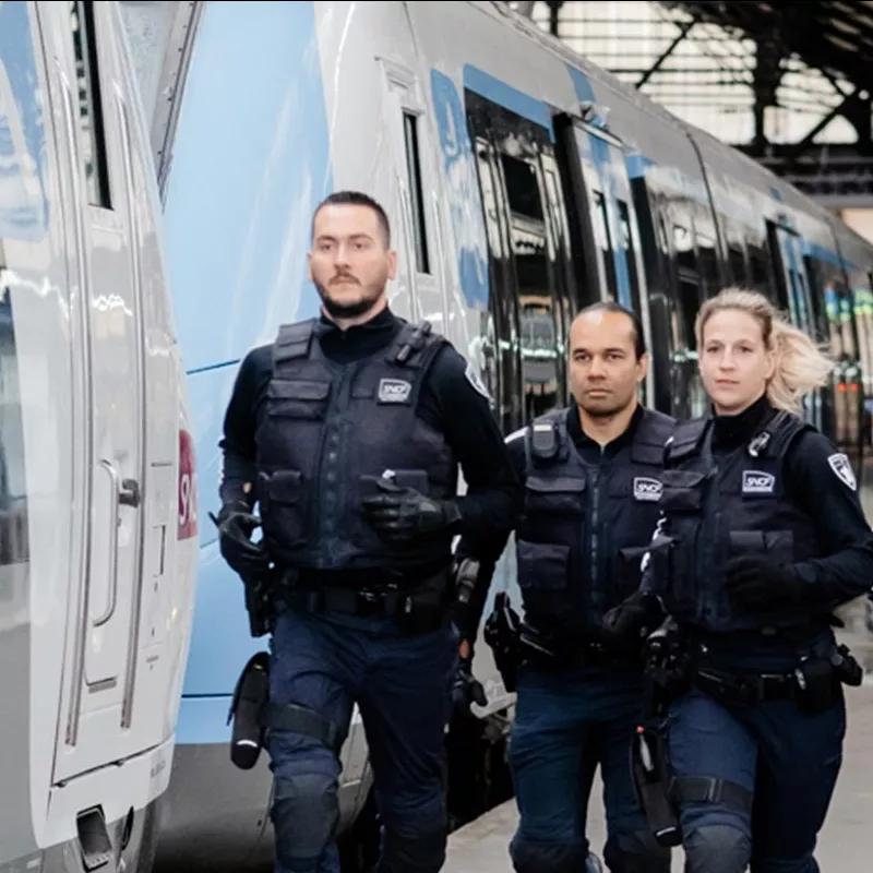 Agents Suge sur un quai