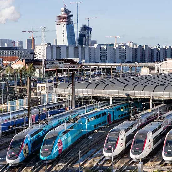 RER, TGV INOUI et OUIGO quittant la gare