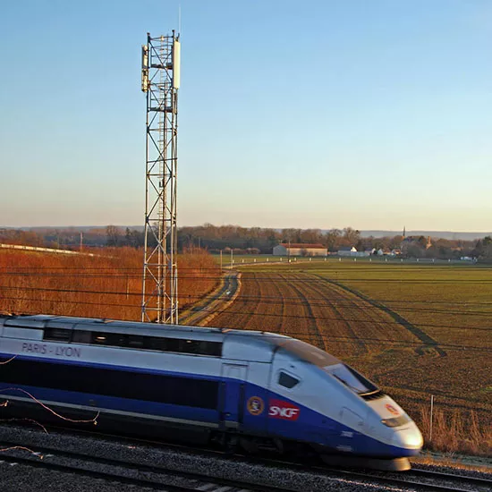 Antenne télécom le long des voies ferrées