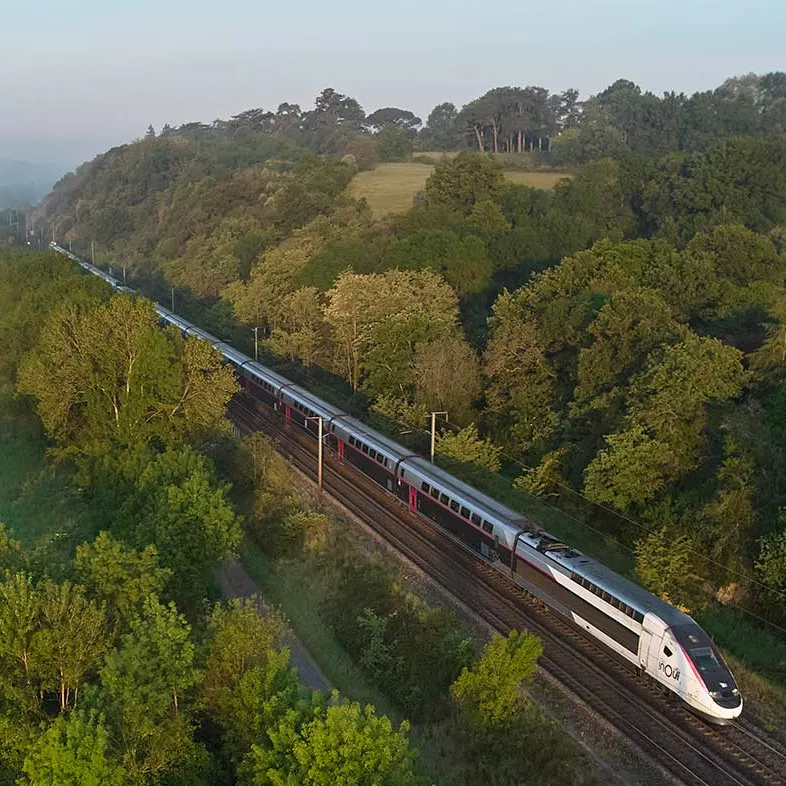 Vue aérienne du TGV INOUI