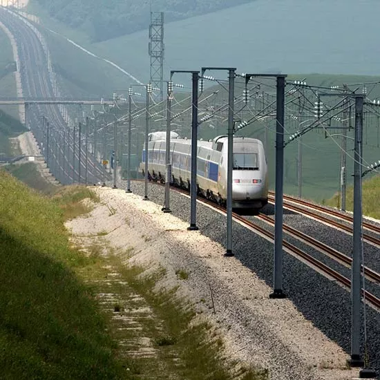 Antennes le long d'une voie ferrée TGV