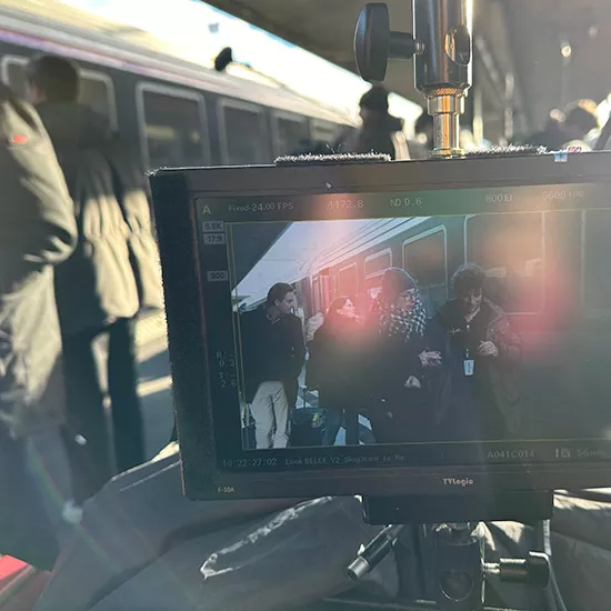 Equipe de tournage à quai à côté d'un Intercités