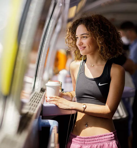 Voyageuse à bord d'un TGV INOUI